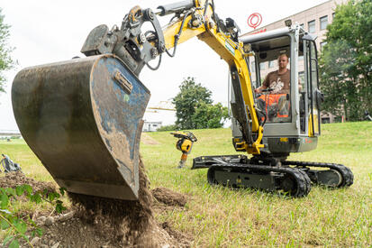Mit einem kleinen Bagger wurden Schürfungen vorgenommen, um zu sehen, wie stark der Damm von Wurzeln durchzogen ist.