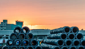 Die Hitze, welche die Drahtrollen noch auf dem Hof der BSW abstrahlen, lässt die Luft flirren.