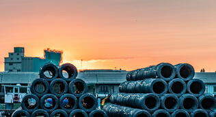 Die Hitze, welche die Drahtrollen noch auf dem Hof der BSW abstrahlen, lässt die Luft flirren.