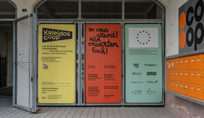 Dass KaléidosCoop ein grenz­über­schreitender Ort ist, zeigt sich schon an der Beschriftung am Eingang.