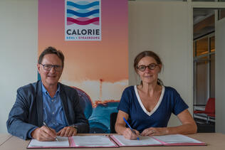 Sabine Schimetschek, directrice générale de CKS, et son collègue de la SERS, Éric Hartweg, ont apposé leurs signatures sur un contrat qui représente une étape importante pour CKS.