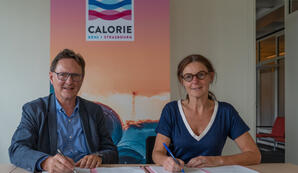 Éric Hartweg, Generaldirektor der SERS, und Sabine Schimetschek, Generaldirektorin der Calorie Kehl-Strasbourg, haben die Zusammenarbeit der beiden Unternehmen mit der Unterzeichnung eines Vertrages besiegelt.